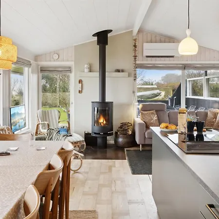 Vakantiehuis Titta - 10m To The Fjord By Interhome